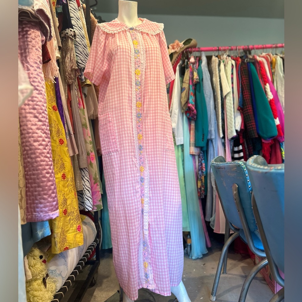 Cutest Vintage Pink Gingham Flower Robe - Picture 14 of 16